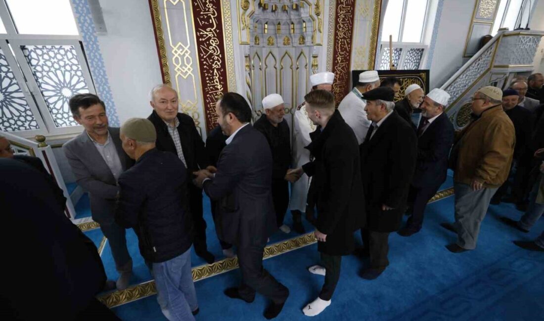 Almanya'nın Köln kenti yakınlarındaki Brühl Camii'nde bayram namazı için toplanan