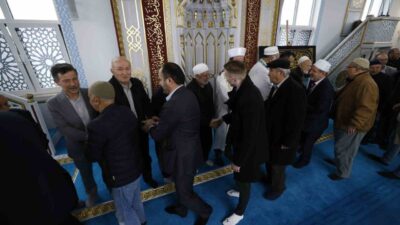 Almanya'nın Köln kenti yakınlarındaki Brühl Camii'nde bayram namazı için toplanan