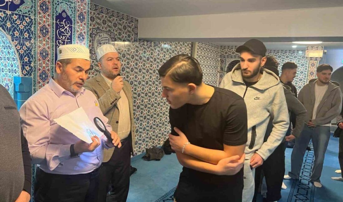 Köln'deki Nippes Fatih Camii'nde Ramazan ayında sergilenen Sakal-ı Şerif'e yoğun