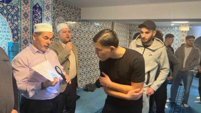Köln'deki Nippes Fatih Camii'nde Ramazan ayında sergilenen Sakal-ı Şerif'e yoğun