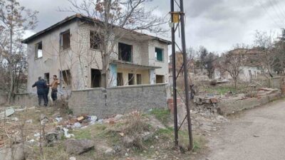 Ankara'da, metruk bir binanın yanındaki bahçede 6 yaşındaki Suriyeli kız