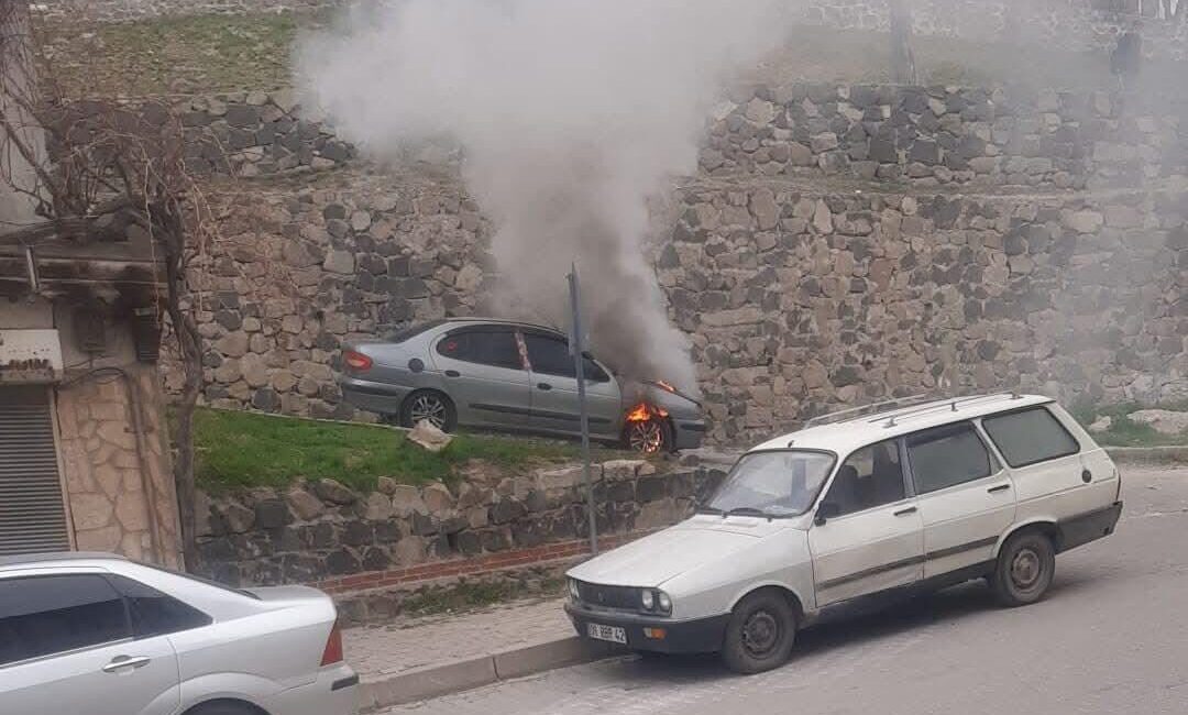 Beypazarı ilçesinde park halindeki otomobilde çıkan yangın, itfaiye ekiplerinin müdahalesi