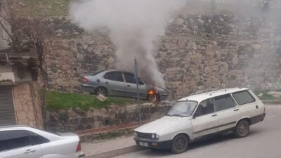Beypazarı ilçesinde park halindeki otomobilde çıkan yangın, itfaiye ekiplerinin müdahalesi