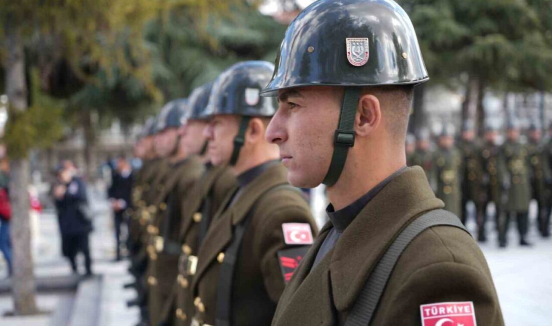 Ankara Cebeci Askeri Şehitliği'nde düzenlenen törende, 18 Mart Şehitleri Anma