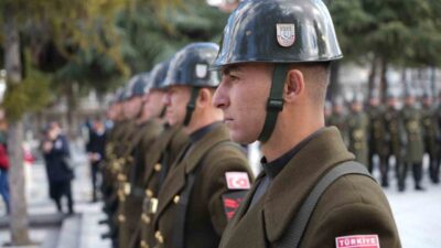 Ankara Cebeci Askeri Şehitliği'nde düzenlenen törende, 18 Mart Şehitleri Anma