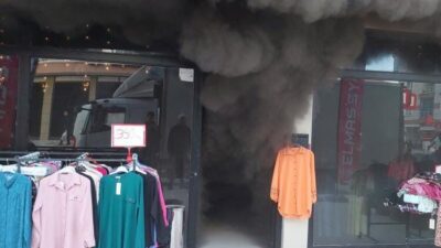 Sincan, Ankara'da Yenikent bölgesinde bir giyim mağazasında çıkan yangını çalışanlar
