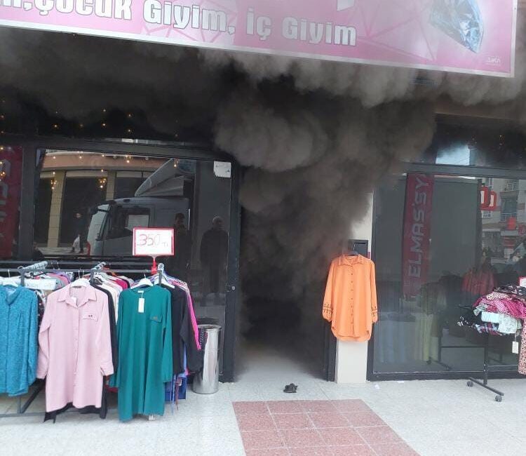 Sincan, Ankara'da Yenikent bölgesinde bir giyim mağazasında çıkan yangını çalışanlar