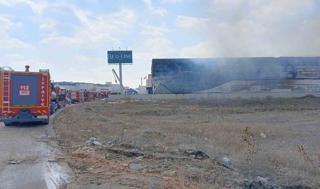 Ankara'da bulunan bir yatak fabrikasında çıkan yangın, itfaiye ekiplerinin müdahalesi