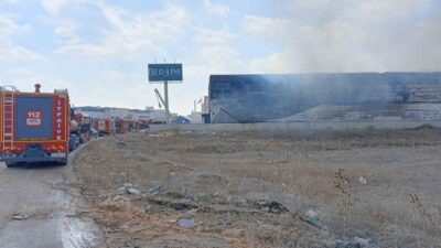 Ankara'da bulunan bir yatak fabrikasında çıkan yangın, itfaiye ekiplerinin müdahalesi