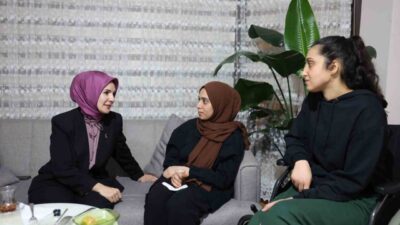Bakan Mahinur Özdemir Göktaş, depremzedeler Döne-Ahmet Sınırgeç ailesinin iftar sofrasına