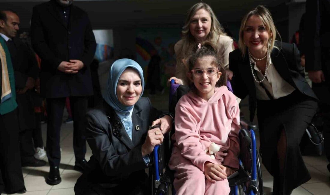 Bakan Göktaş, Ankara'da özel bir okulu ziyaret ederek öğrenciler ve