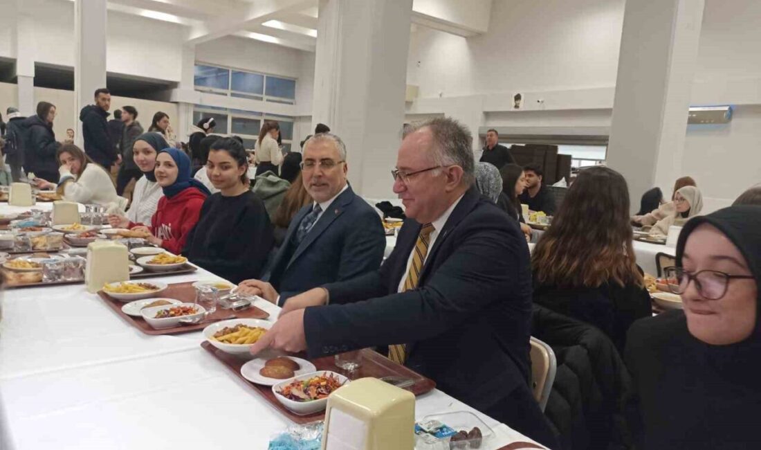 Bakan Işıkhan, Hacettepe Üniversitesi'nde öğrencilerle iftar yaptı. İŞKUR Gençlik Programı