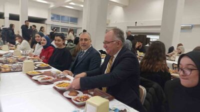 Bakan Işıkhan, Hacettepe Üniversitesi'nde öğrencilerle iftar yaptı. İŞKUR Gençlik Programı
