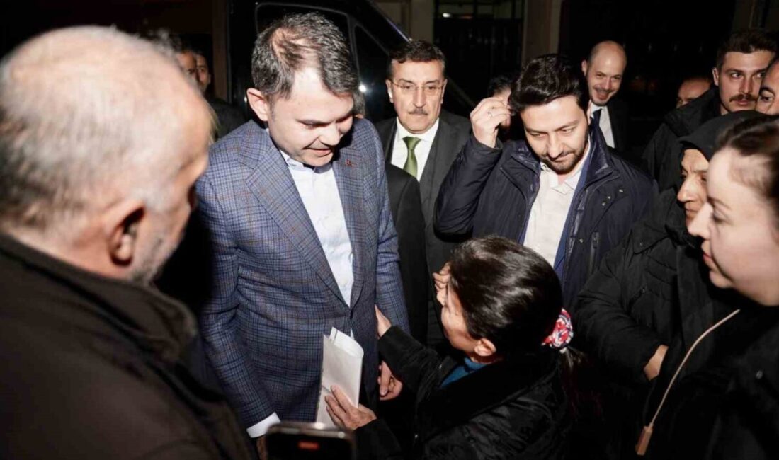 Depremzede Ömer Gürbüz'ün evine konuk olan Bakan Murat Kurum, ona