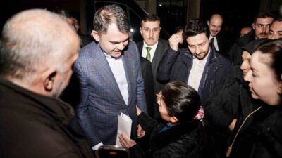 Depremzede Ömer Gürbüz'ün evine konuk olan Bakan Murat Kurum, ona