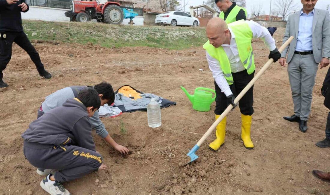 Başkan Önal öğrencilerle fidan dikti Av. Ahmet Önal, Orman