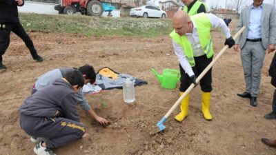 Av. Ahmet Önal, Orman Haftası'nda öğrencilerle fidan dikimi etkinliği düzenledi.
