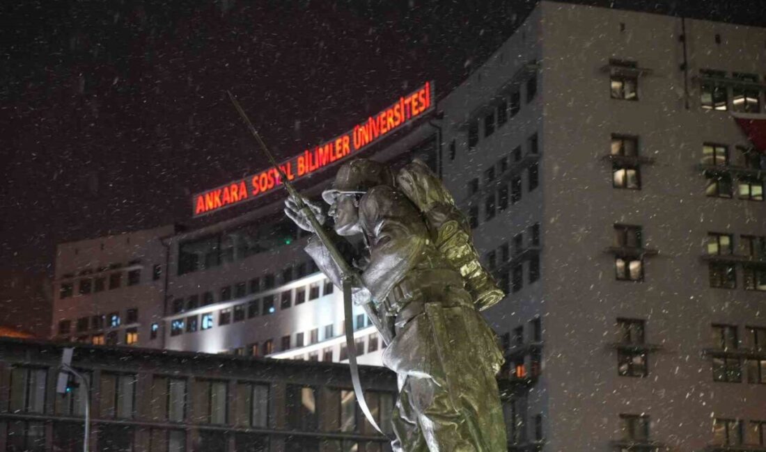 Ankara'da gece saatlerinde beklenmedik kar yağışı yaşandı. Sıcaklığın ani düşüşüyle