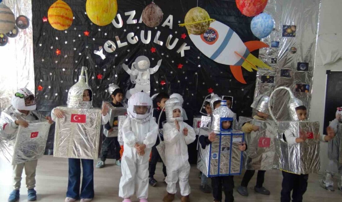 Batman'ın Gercüş ilçesindeki anaokulunda kurulan uzay çadırı, öğrencilere gezegenleri keşfetme