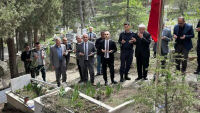 İskilip'te Ramazan Bayramı arefesinde şehitlik ziyareti düzenlendi. Kaymakam, Belediye Başkanı,