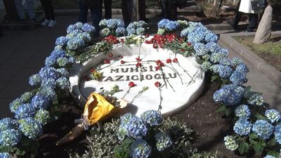 Muhsin Yazıcıoğlu'nun ölüm yıl dönümünde sevenleri, Taceddin Dergahı'ndaki mezarı başında