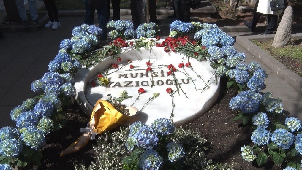 Muhsin Yazıcıoğlu'nun ölüm yıl dönümünde sevenleri, Taceddin Dergahı'ndaki mezarı başında