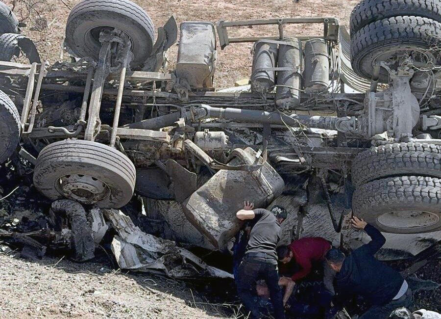 Yozgat'ın Yerköy ilçesindeki kaza, beton yüklü mikser kamyonunun şarampole devrilmesi