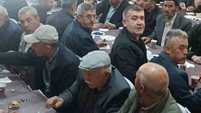Beypazarı ilçesinde bayram namazı sonrası mahalle sakinleri geleneksel kahvaltılarını sürdürüyor.