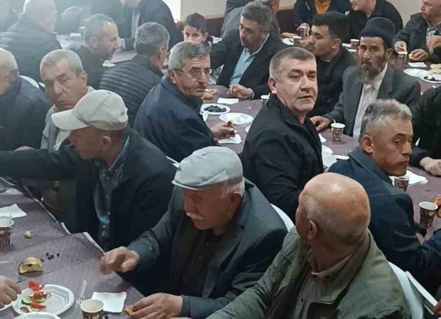 Beypazarı ilçesinde bayram namazı sonrası mahalle sakinleri geleneksel kahvaltılarını sürdürüyor.