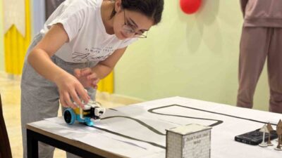 Sincan Belediyesi'nin Bilim Sincan'da düzenlediği proje şenliğinde gençler, robotlarını sergileyip