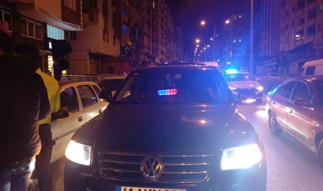 Çorum'da çakarlı araç kullanan