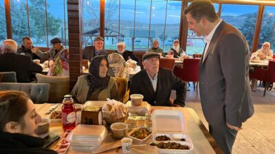 Çiçekdağı Kaymakamı Murat Görmüş ve ilçe protokolü, düzenlenen iftar programında