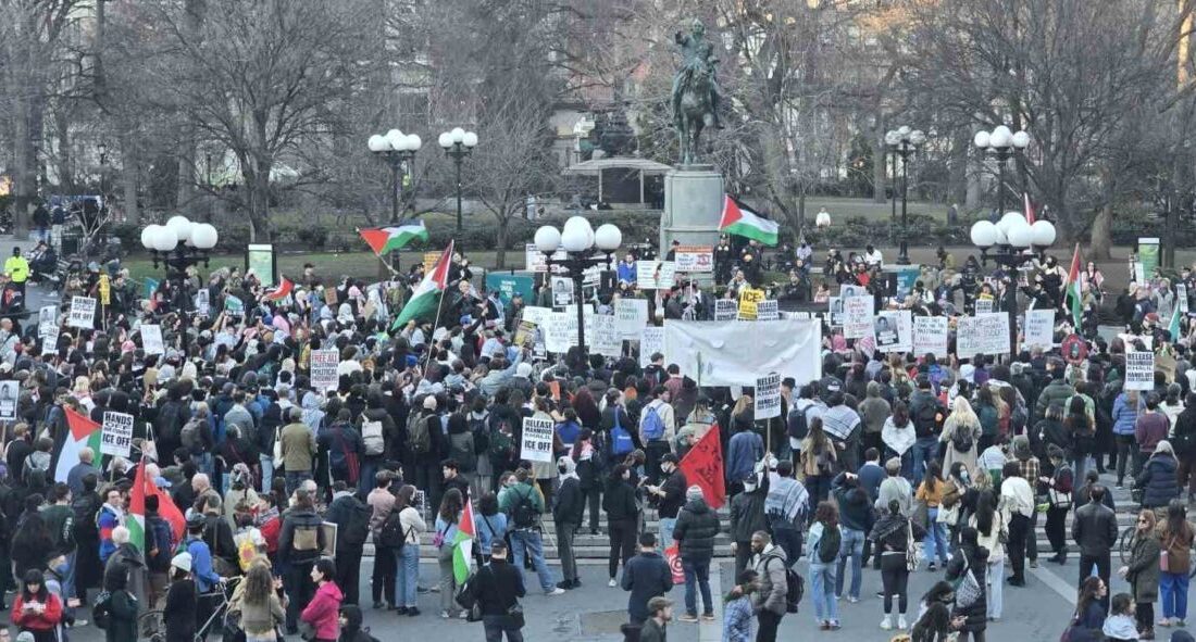 Columbia Üniversitesi'nde gözaltına alınan Filistinli öğrenci aktivist, binlerce öğrenci tarafından