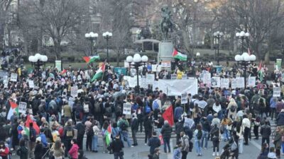 Columbia Üniversitesi'nde gözaltına alınan Filistinli öğrenci aktivist, binlerce öğrenci tarafından