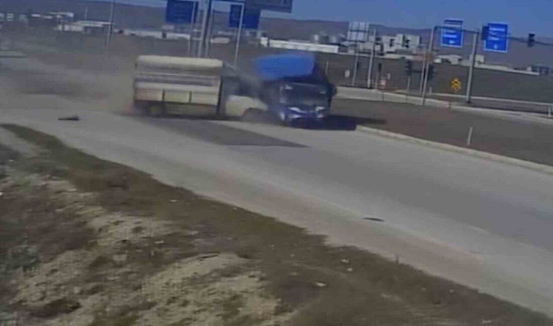 Çorum'un Alaca ilçesinde meydana gelen kazada iki kamyonet çarpıştı, 3