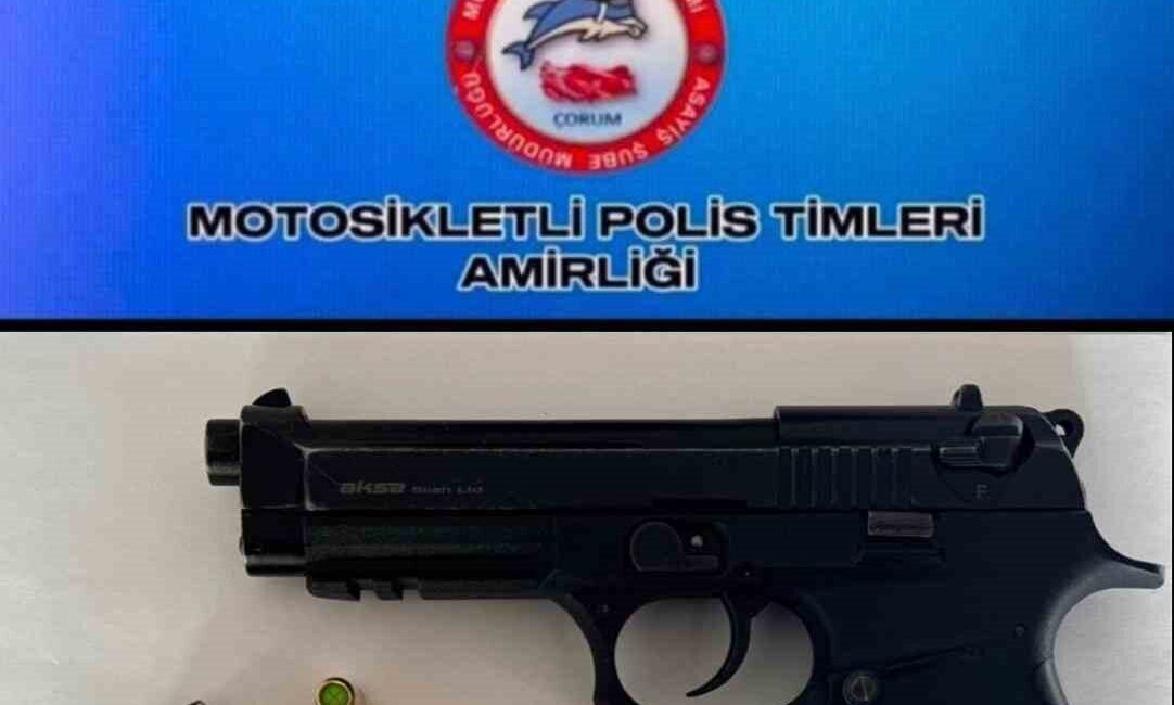 Çorum'da polisler asayiş ve güvenlik operasyonunda 6 aranan kişiyi yakaladı.