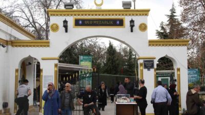 Çorum’da Ramazan Bayramı öncesi mezarlıklara gelen ziyaretçiler dualar ederek sevdiklerini