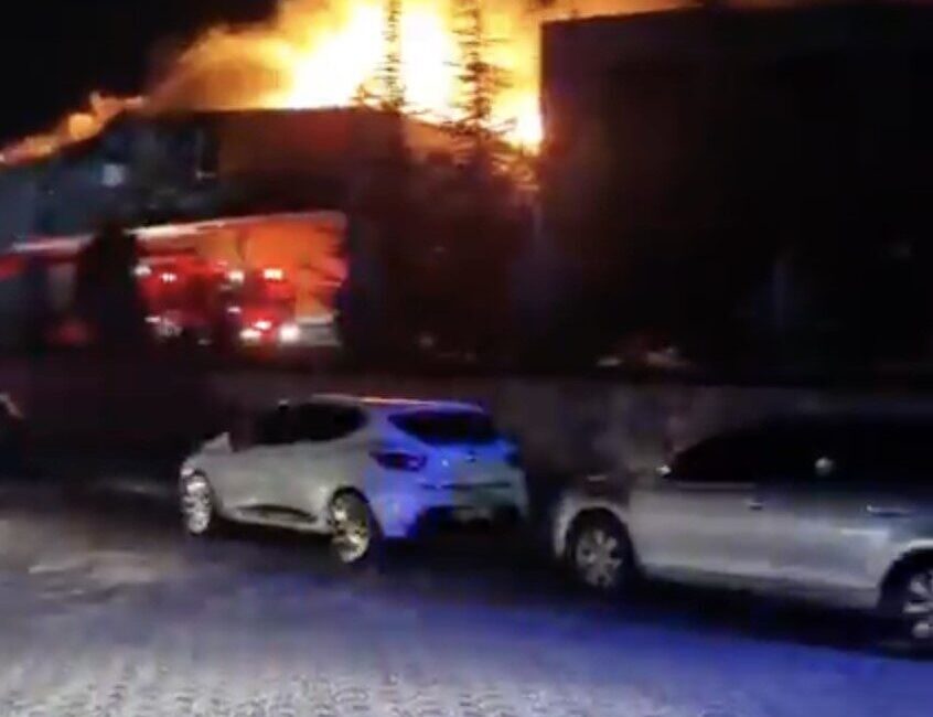 Çorum'da gıda ürünleri üreten fabrikada çıkan yangına çok sayıda itfaiye