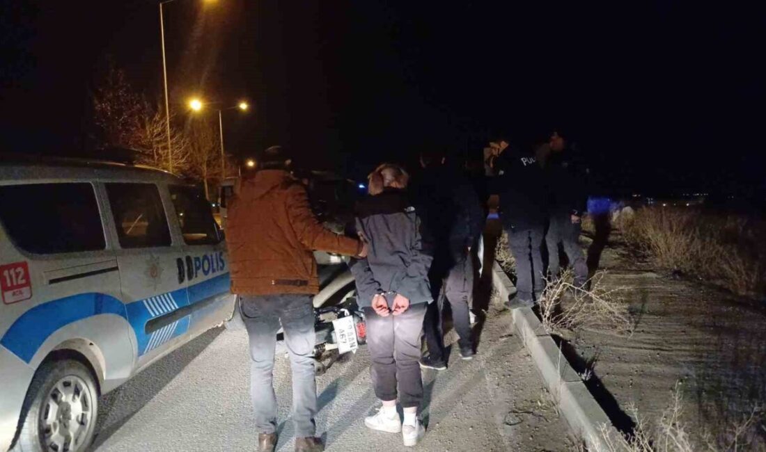 Çorum'da kaçan motosikletli ve yolcusu polis tarafından yakalandı. Sürücüye 72.635