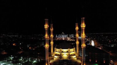 Çorum'daki Akşemseddin Camii'nde binlerce vatandaş, dualarla Kadir Gecesi'ni coşkuyla kutladı.