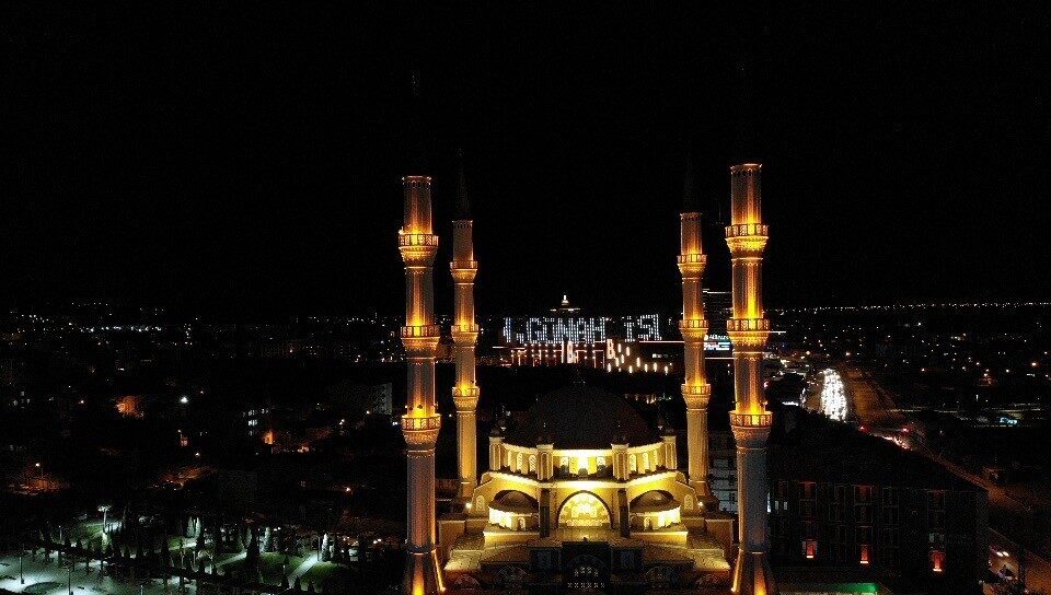 Çorum’da Kadir Gecesi dualarla idrak edildi Çorum'daki Akşemseddin Camii'nde binlerce