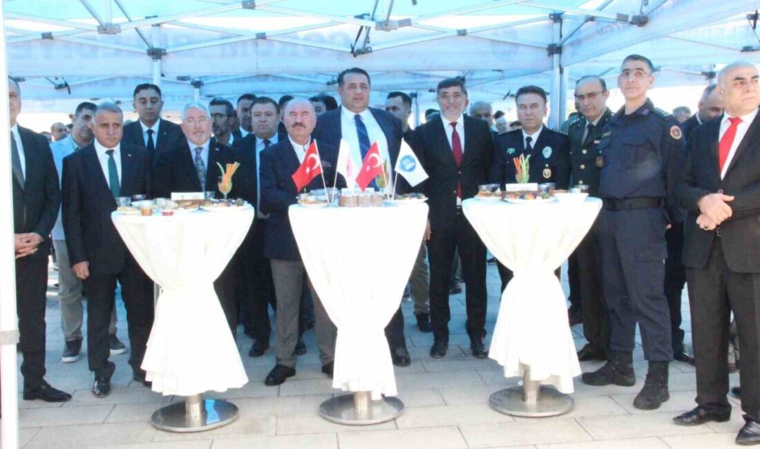 Çorum’da kent protokolü ve vatandaşlar bayramlaştı Çorum'da Ramazan Bayramı'nı kutlamak
