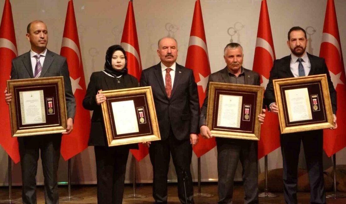 Çorum'da düzenlenen törende, 4 şehidin ailesine devlet övünç madalyaları verildi.
