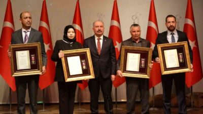 Çorum'da düzenlenen törende, 4 şehidin ailesine devlet övünç madalyaları verildi.