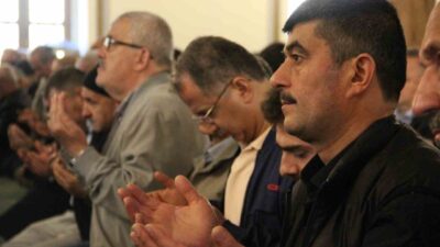 Çorum'da Ramazan Bayramı sabahı Ulu Cami'ye akın eden vatandaşlar, bayram