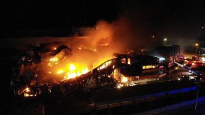 Çorum'da Aksular firmasına ait gıda fabrikasında çıkan yangına müdahale sürüyor.