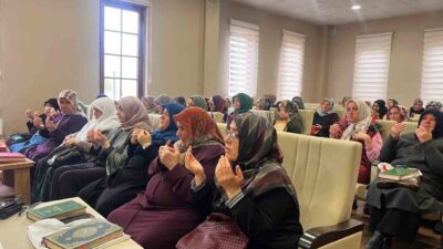 Çorum'da düzenlenen mukabele programında kadınlar Esmaü'l Hüsna yarışması yaptı. Programa