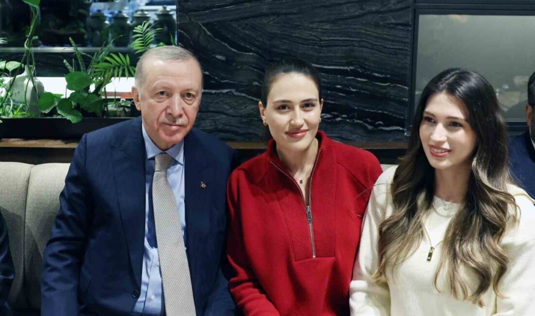 Cumhurbaşkanı Recep Tayyip Erdoğan, Ankara'da bir kafede gençlerle sohbet etti