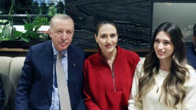 Cumhurbaşkanı Recep Tayyip Erdoğan, Ankara'da bir kafede gençlerle sohbet etti