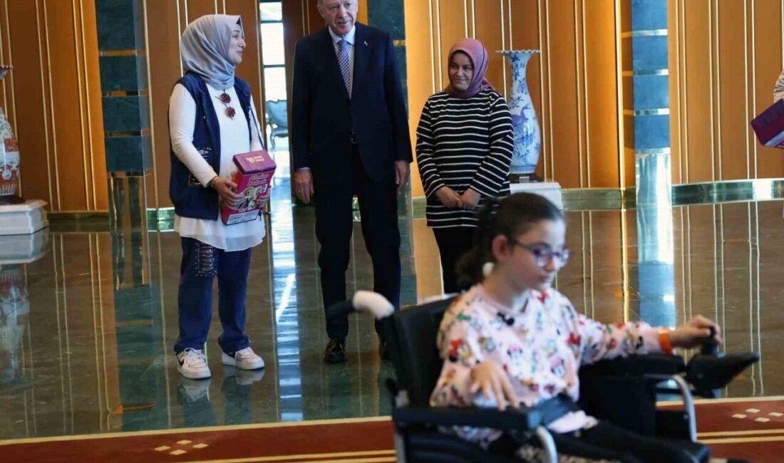 Cumhurbaşkanı Recep Tayyip Erdoğan, özürlü iki kız çocuğunu kabul edip